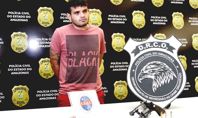 Thiago de Castro foi preso em flagrante por porte ilegal de arma de fogo (Foto: Jefferson Cunha/PC-AM)