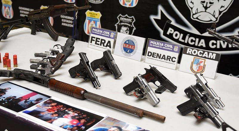 Armas estavam em poder de criminosos e foram apreendidas durante prisões dos envolvidos (Foto: SSP-AM/Divulgação)