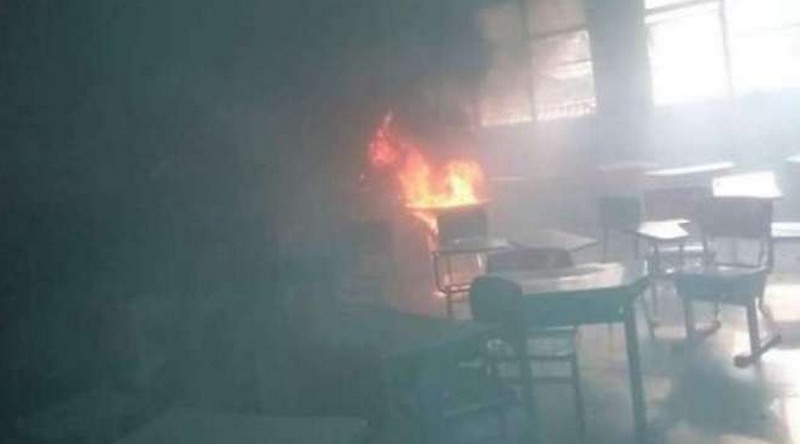 Fogo envolveu carteira e gerou muita fumaça na sala de aula. Professor passou mal (Foto: Facebook/Reprodução)