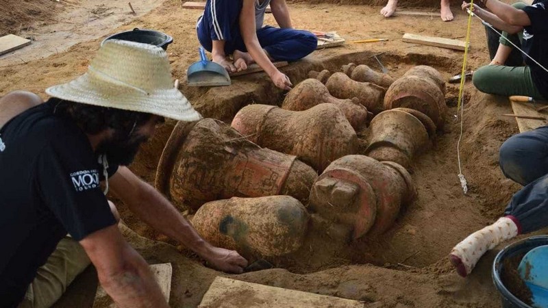 Urnas funerárias estavam enterradas a uma profundidade de 40 centímetros da superfície (Foto: Instituto Mamirauá/Divulgação)