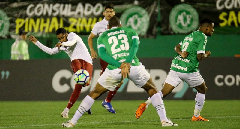 Fluminense venceu, deixou a Chapecoense na zona de rebaixamento e subiu para o 9º lugar (Foto: Lucas Merçon/FFC)