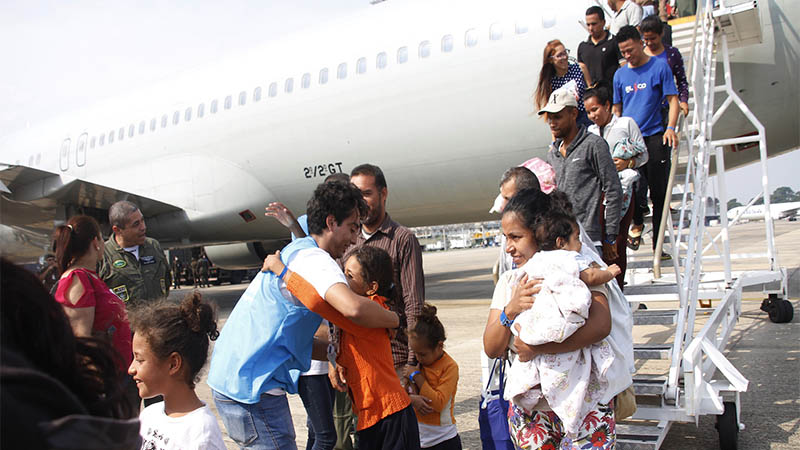 Famílias de venezuelanos foram recebidas por servidores da Semmasdh (Foto: Marinho Ramos/Semcom)