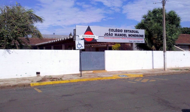 Colégio Estadual João Manoel Mondrone, em Medianeira, onde estudante atirou em colegas. Aulas foram suspensas (Foto: Facebook/Reprodução)