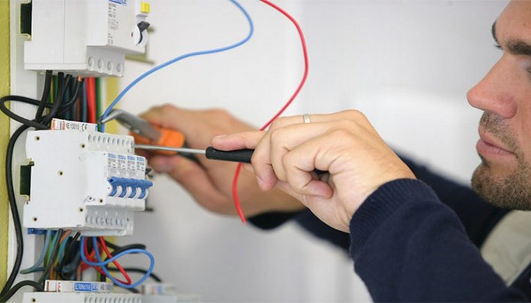 Instalação elétrica predial é um dos cursos gratuitos oferecidos (Foto: Divulgação)