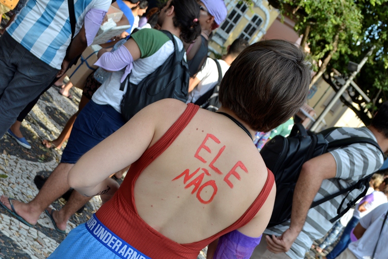 Mulher exibe slogan de protesto contra o então candidato Jair Bolsonaro (Foto: ATUAL)