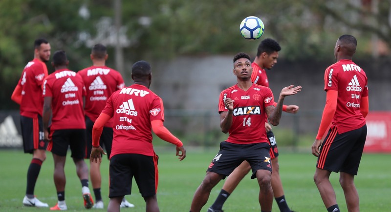 Vitinho domina a bola em treino do Flamengo para jogo decisivo contra o Corinthians (Foto: Gilvan de Souza/Flamengo/Divulgação)