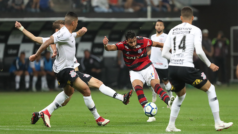 Henrique Dourado é cercado por marcadores do Corinthians em lance de jogo que o time paulista levou amelhor (Foto: Gilvan de Souza/Flamengo)