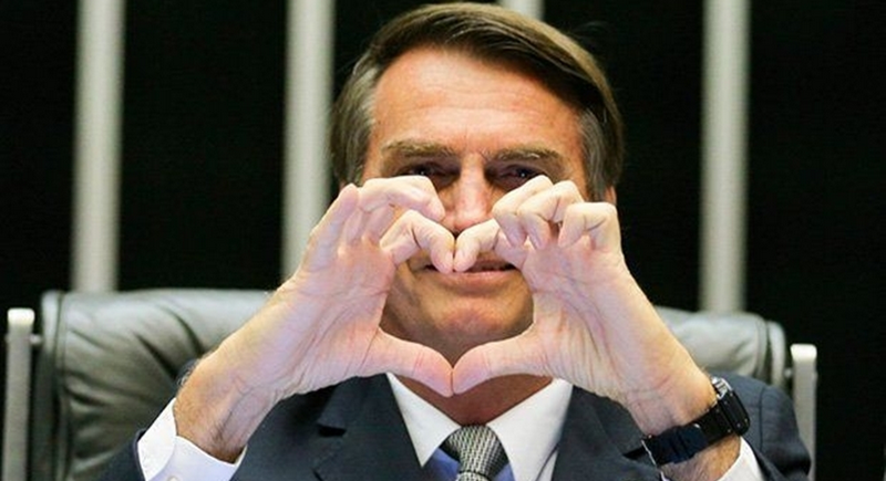 Bolsonaro em momento paz e amor antes do atentado em Juiz de Fora (MG): livre da acusação de racismo (Foto: PSL/Divulgação)