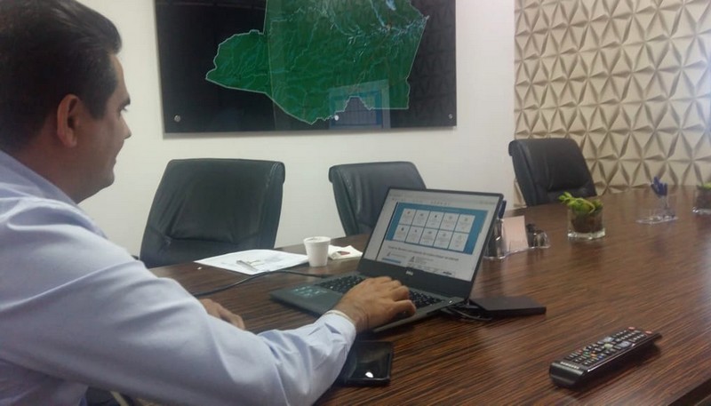 José Carlos Mendonça mostra sistema desenvolvido para permitir acompanhamento em tempo real de contas públicas (Foto: ATUAL)
