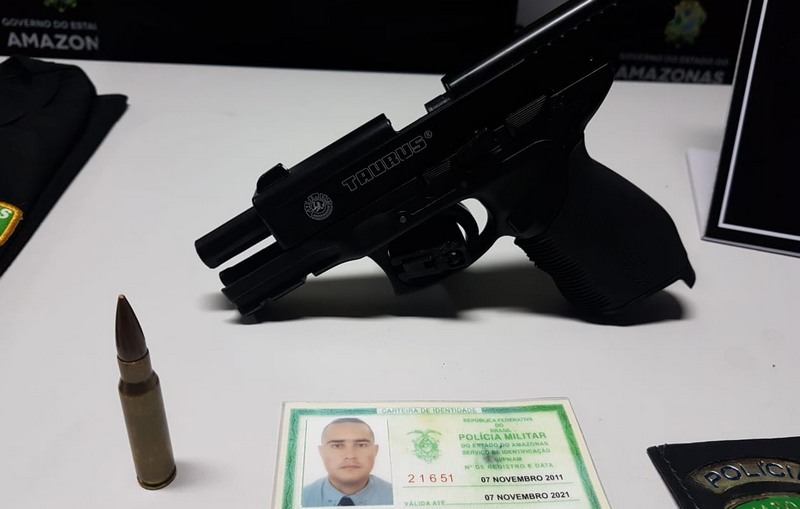 Arma de brinquedo e identidade falsa estavam com segurança de lanchonete que se passou por falso policial (Foto: SSP-AM/Divulgação)