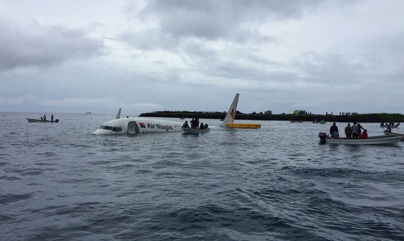 Moradores locais saíram em barcos imediatamente para ajudar no socorro da vítimas (Foto: Reprodução/Twitter/MMakaichy)