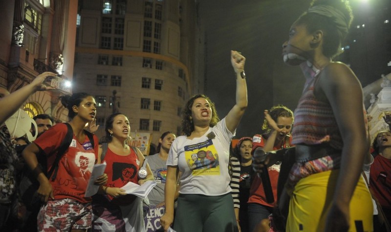 Protesto no Dia Internacional de Combate à Violência contra a Mulher, pelo fim da violência contra as mulheres e contra o PL 5069/13, em frente à Câmara de Vereadores (Foto: Fernando Frazão/Agência Brasil)