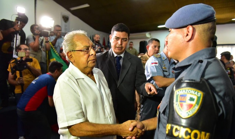 Governador Amazonino Mendes cumprimenta policial em solenidade de condecoração (Foto: Bruno Zanardo/Divulgação)