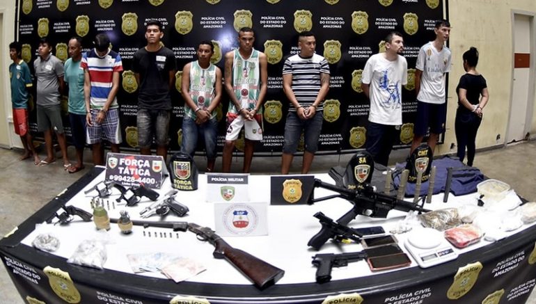 Fuzil, pistolas e granadas estão entre armas apreendidas com suspeitos de tráfico e assassinato em Manaus (Foto: Erlon Rodrigues/SSP-AM)