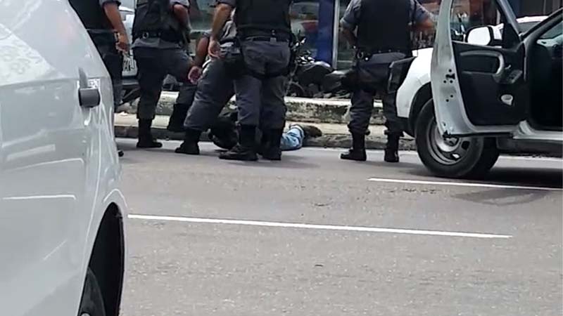 Suspeito é detido por policiais militares na Avenida Grande Circular durante assalto à casa lotérica (Foto: Facebook/Reprodução)