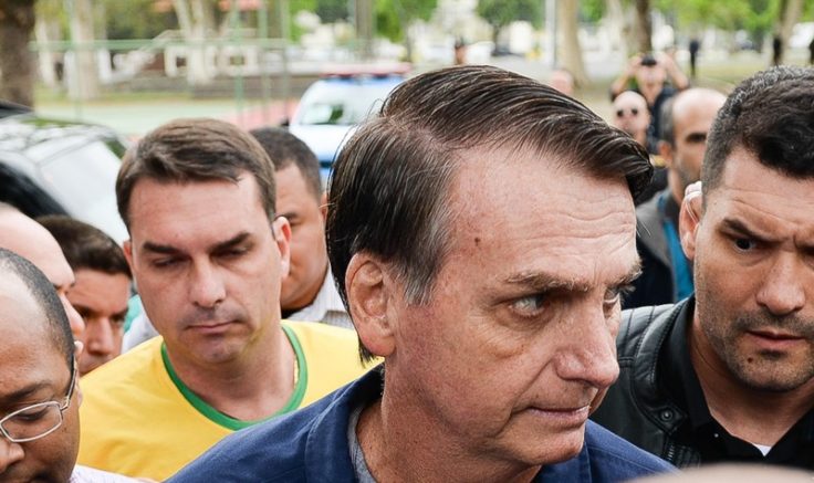 Jair Bolsonaro votou na Escola Municipal Rosa da Fonseca, na Vila Militar, acompanhado do filho Flávio Bolsonaro  (Foto: Rodrigo Soares Pires/Folhapress)