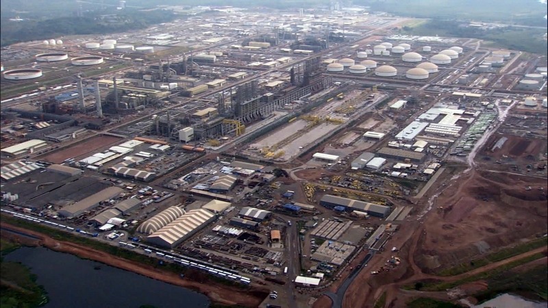 Vista aérea do Comperj, ainda em construção. Parte do complexo petrolífero será comprado pelos chineses (Foto: TV Globo/reprodução)