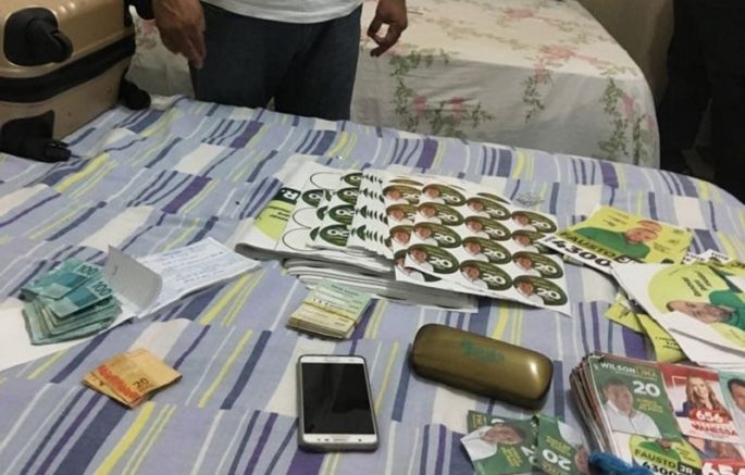 Dinheiro e santinhos foram encontrados com o ex-prefeito de Nhamundá, informou a Polícia (Foto: PC-AM/Divulgação