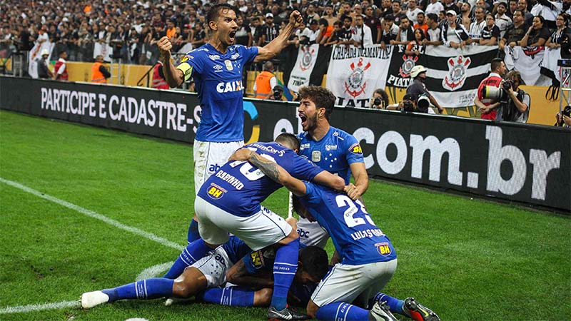 Jogadores festejam gol de Arrascaeta que garantiu vitória e título do Cruzeiro (Foto: Marcello Fim/Ofotográfico/Folhapress)
