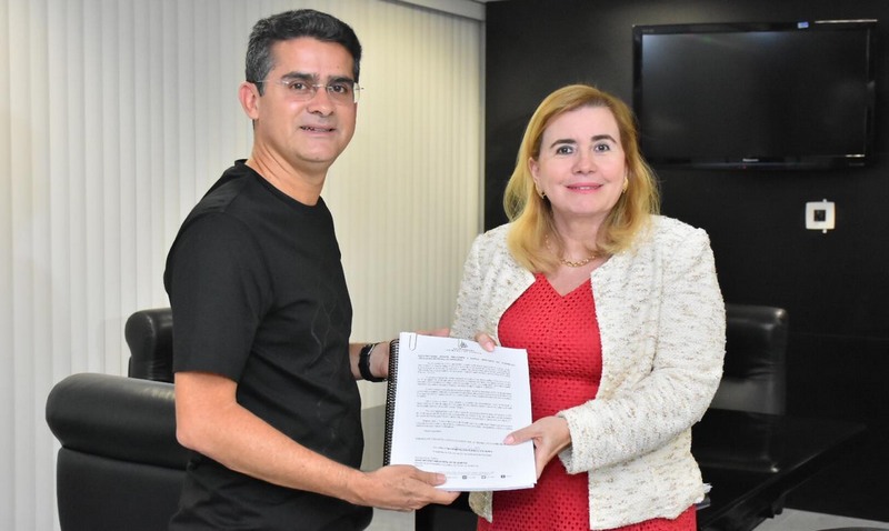 Deputado David Almeida recebeu projetos de reposição salarial da presidente do TCE Yara Lins (Foto: ALE/Divulgação)