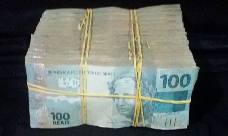 Em Teresina, a Polícia Rodoviária Federal apreendeu R$ 100 mil com uma pessoa em um táxi - PRF/Divulgação