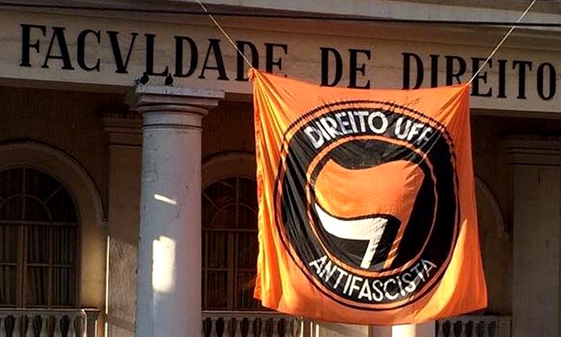 No Rio de Janeiro, a Justiça ordenou que a Faculdade de Direito da UFF retirasse da fachada uma bandeira em que aparece a mensagem 'Direito UFF Antifascista' (Foto: Facebook/Reprodução)