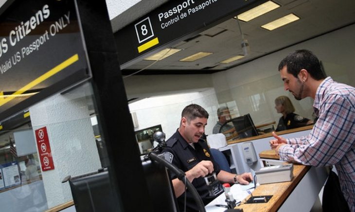 Verificação de passaporte na imigração dos EUA: visto será negado para companheiro gay de diplomata (Foto: Divulgação)