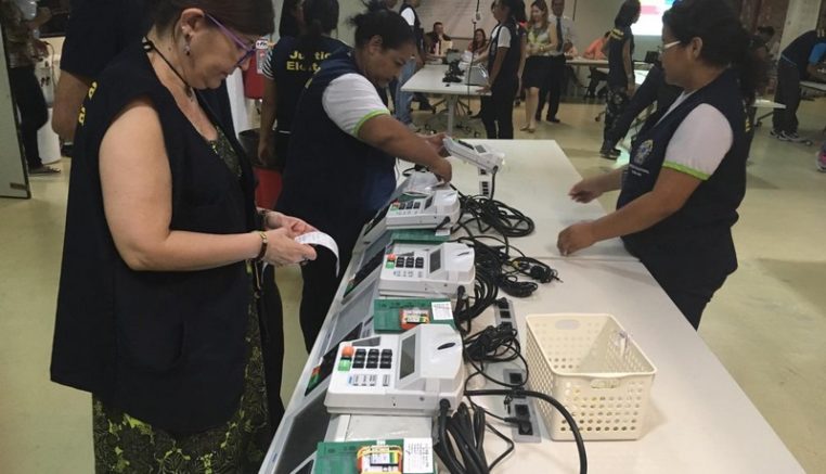 Técnicas do TRE conferem urnas eletrônicas que serão usadas na votação de domingo. Seções eleitorais serão instaladas nas escolas (Foto: Patrick Motta/ATUAL)