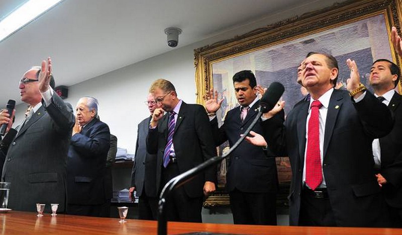 Parlamentares evangélicos em momento de oração no Congresso Nacional (Foto: Saulo Cruz/Agência Câmara)