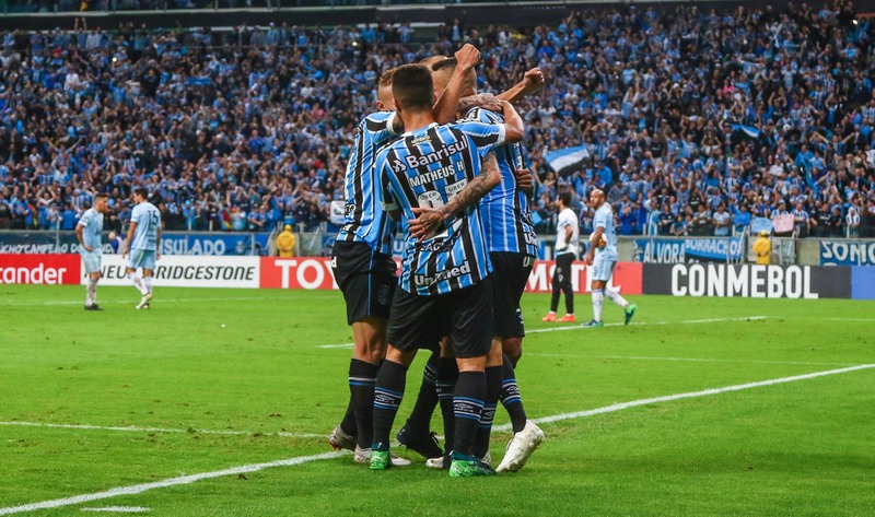 Jogadores do Grêmio em celebração de gol na goleada que garantiu classificação (Foto: Lucas Uebel/Grêmio FBPA)
