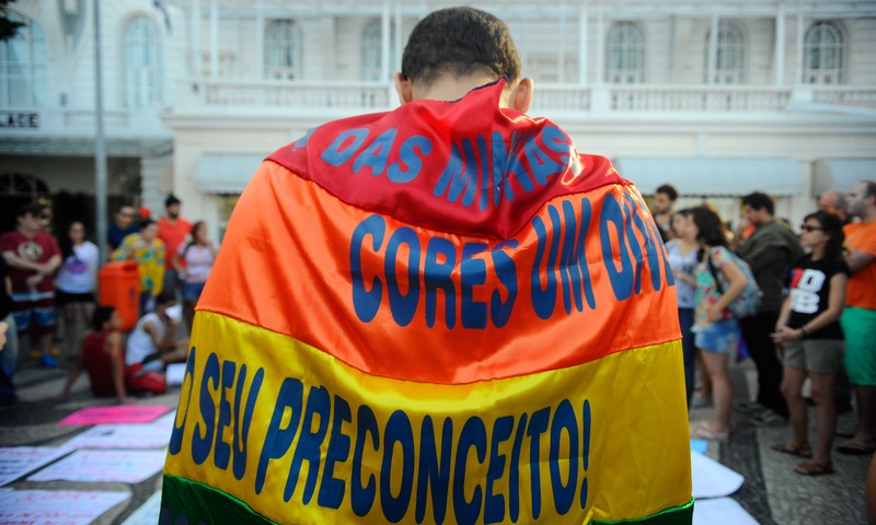 Ato contra a LGBTfobia e pela criminalização da homofobia, na praia de Copacabana zona sul da cidade, reúne dezenas de pessoas (Foto: Tânia Rêgo/Agência Brasil)
