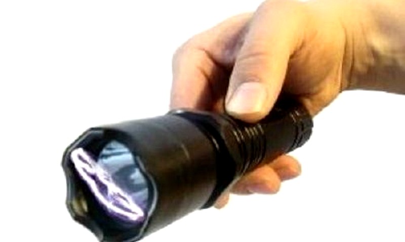 Lanterna que dispara choque, spray de pimenta são produtos que o uso é autorizado somente por órgãos de segurança pública (Foto: YouTube/Reprodução)
