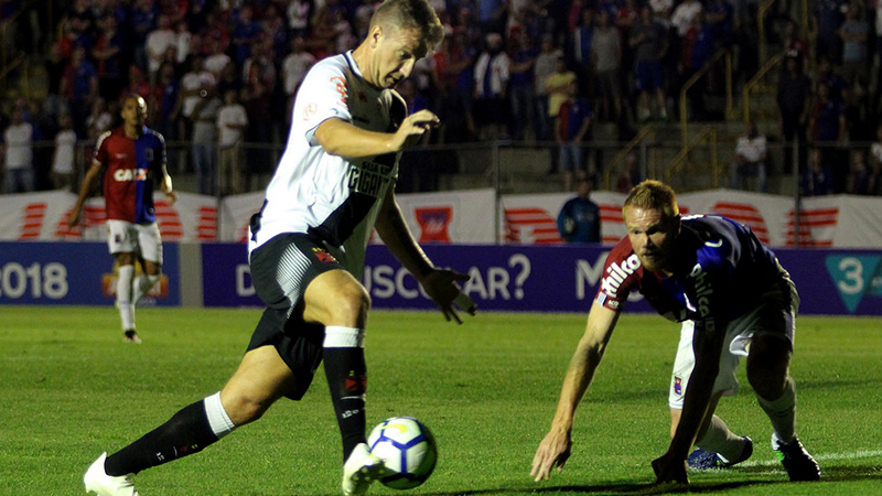 Maxi López ficou isolado no ataque e não teve chance de gol contra o Paraná, mas marcou de pênalti (Foto: Carlos Gregório Jr./Vasco.com)