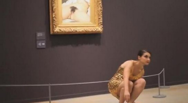 Modelo faz performance diante do quadro 'A Origem do Mundo'. Origem da mulher retratada na obra foi desvendada (Foto: Divulgação)
