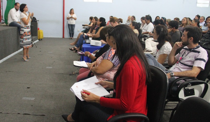 Educadores receberam orientação sobre funcionamento de sistema de informática para registrar frequência (Foto: Lton Santos/Semed)