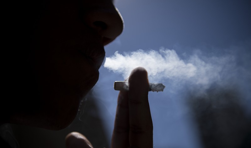 Na faixa entre 18 e 24 anos, o porcentual de fumantes saltou de 7,4% para 8,5% entre 2016 e 2017 (Foto: Marcelo Camargo/Agência Brasil)