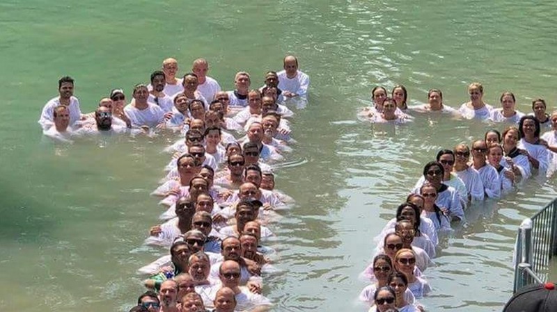 Evangélicos formam nas águas do rio Jordão o número 17, referência à legenda do deputado (Foto: Facebook/Reprodução)