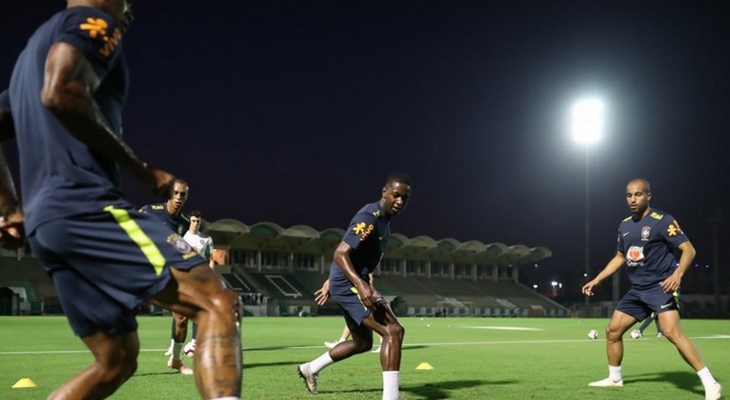 Treino da Seleção em Jeddah: técnico Tite faz mistério sobre escalação do time titular (Foto: Lucas Figueiredo/CBF)
