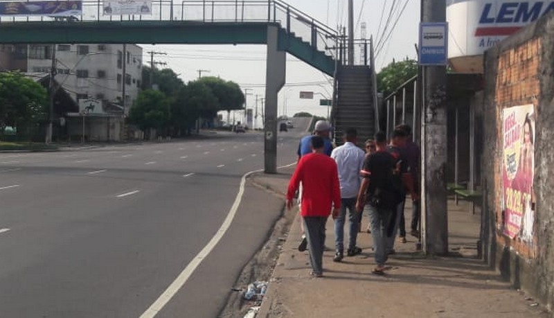 Eleitores em parada de ônibus em Manaus reclamam da demora das linhas (Foto: ATUAL)