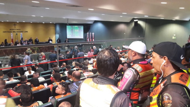 Mototacxistas acompanham votação de projeto sobre isenção de imposto na compra de motos (Foto: Henderson Lima/ATUAL)
