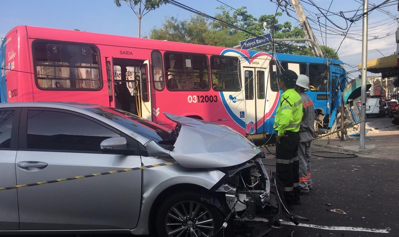 Ônibus derrubou um poste após colisão com carro da marca Toyota (Foto: Patrick Motta/ATUAL)