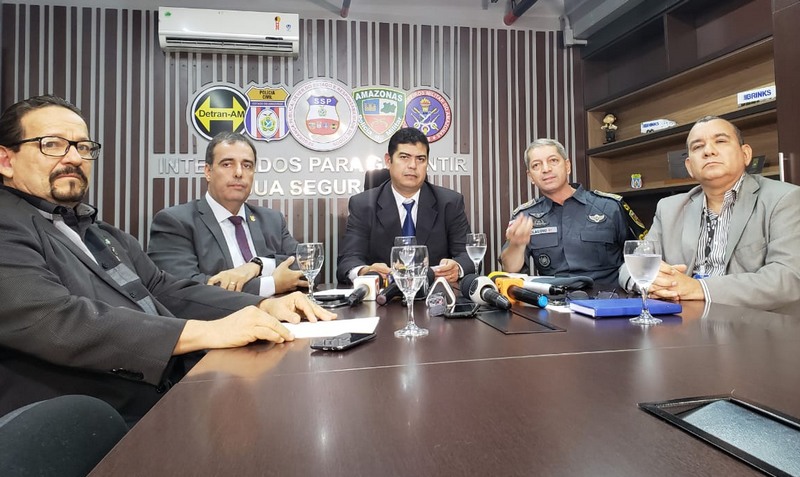 Secretário Amadeu Soares centro) anunciou que pediu a prisão de mais dois envolvidos na morte de adolescente (Foto: SSP-AM/Divulgação)