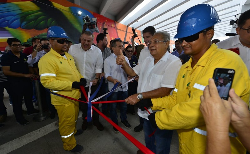 Governador Amazonino Mendes desata laço de faixa para liberar a Avenida das Flores, prolongamento da Torres (Foto: Clóvis Miranda/Secom)