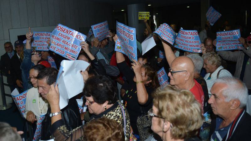 Aposentados protestam em agência do INSS em Brasília: novas regras da Previdência devem entrar em vigor no próximo ano (Foto: Fábio Rodrigues Pozzebom-ABr)