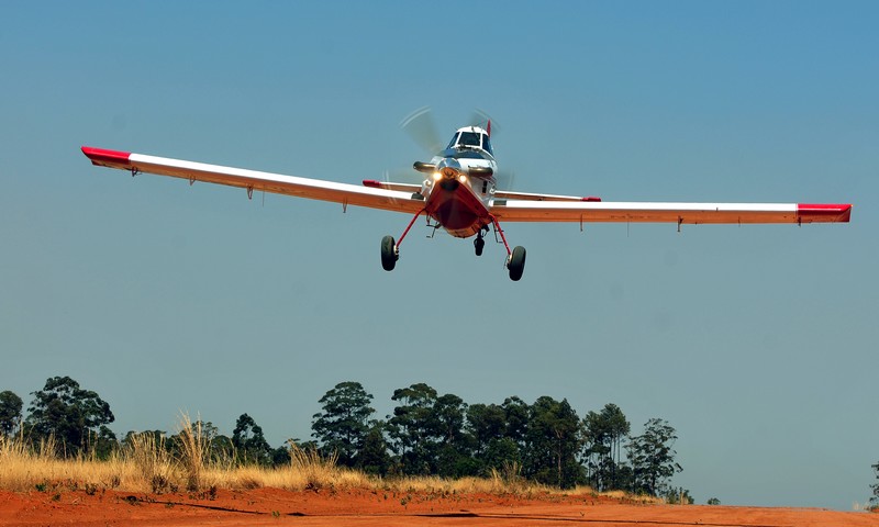 Menino de 9 anos viaja sozinho de avião, sem passagem e coloca em xeque a  segurança 