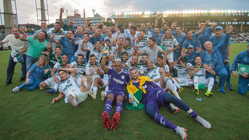 Jogadores e comissão técnica do Palmeiras comemoram o título do Brasileirão 2018 (Foto: Ide Gomes/FramePhoto/Folhapress)
