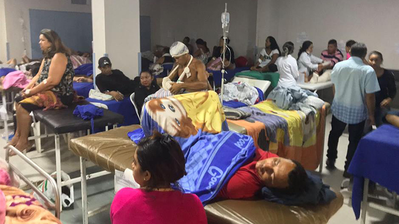 Pacientes em salão do Hospital 28 de Agosto: instalações inadequadas e risco de infecção hospitalar (Foto: Facebook/Reprodução)