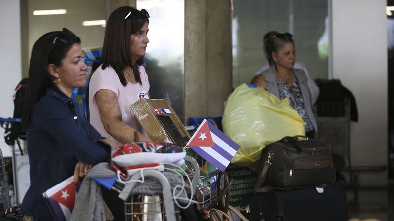 Médicas cubanas deixam o Brasil chamadas de volta pelo governo de Cuba (Foto: Valter Campanato/ABr)