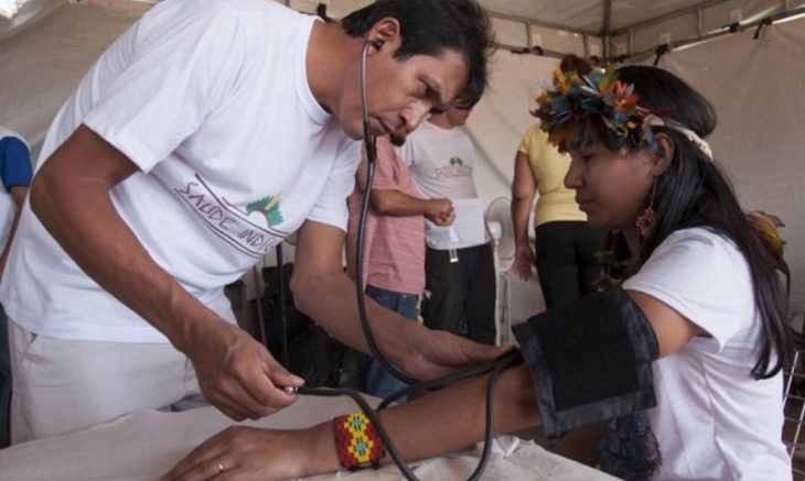 Médico cubano atende indígena no Amazonas; Estado será o mais afetado pela saída dos profissionais (Foto: Ministério da Saúde)