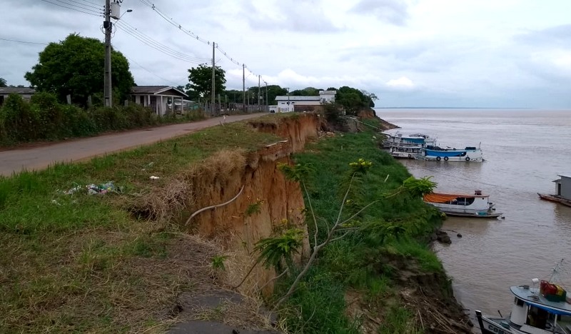 Rua Nakaut é ameaçada pela erosão que está derrubando encosta na orla do município (Foto: Defesa Civil/Divulgação)